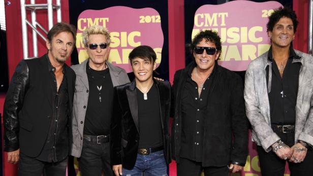 Die Band Journey posiert auf dem roten Teppich der CMT Music Awards 2012.