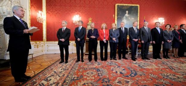Bundespräsident Fischer bei einer Veranstaltung mit einer Gruppe von Personen.