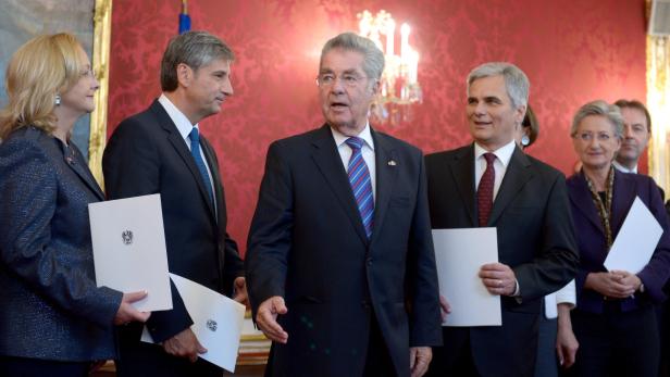 Eine Gruppe von Personen, darunter der ehemalige österreichische Bundespräsident Heinz Fischer, hält Dokumente in der Hand.