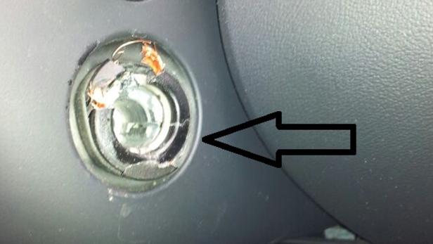 Ein beschädigtes Zündschloss in einem Auto.