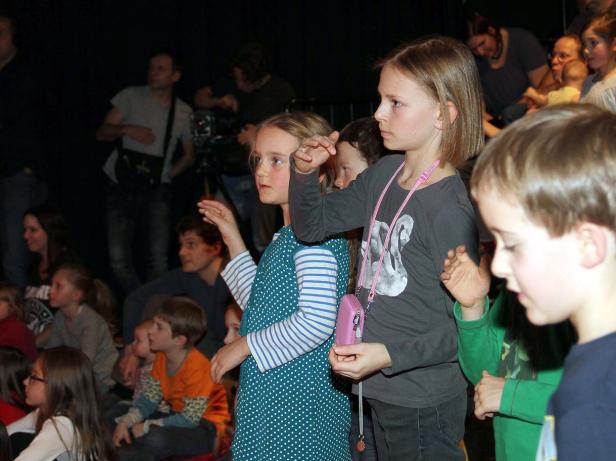 Eine Gruppe von Kindern schaut aufmerksam in eine Richtung.