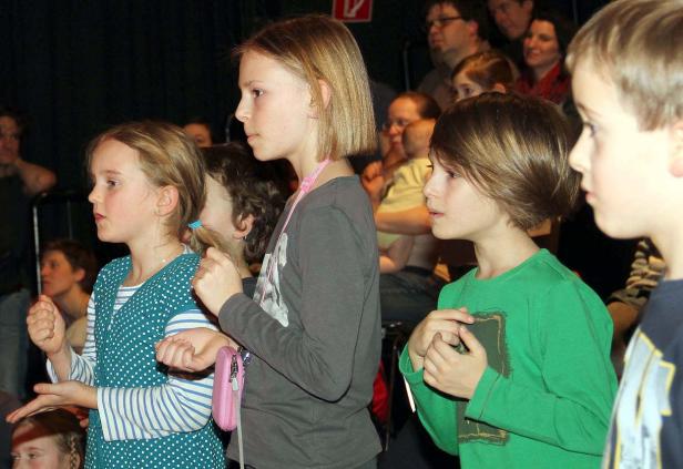 Eine Gruppe von Kindern schaut aufmerksam in eine Richtung.