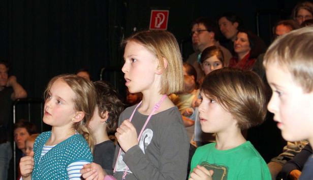Eine Gruppe von Kindern schaut aufmerksam in eine Richtung.