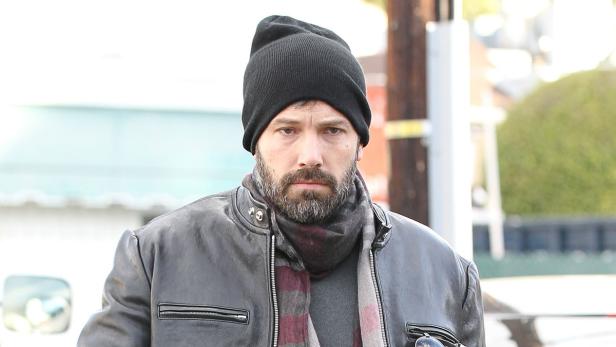 Ben Affleck trägt eine schwarze Mütze, eine Lederjacke und einen Schal.