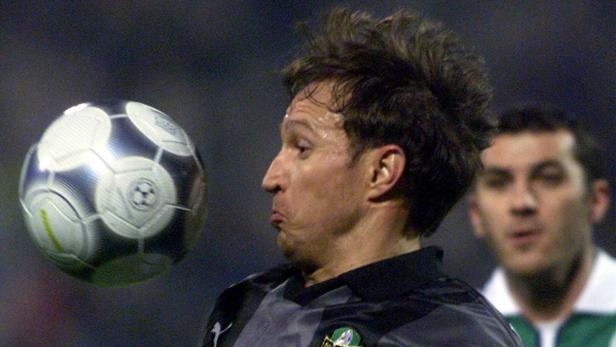 Ein Fußballspieler köpft einen Ball.