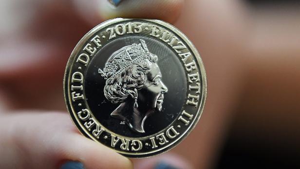 Eine Nahaufnahme einer britischen Zwei-Pfund-Münze von 2015 mit dem Bildnis von Königin Elizabeth II..
