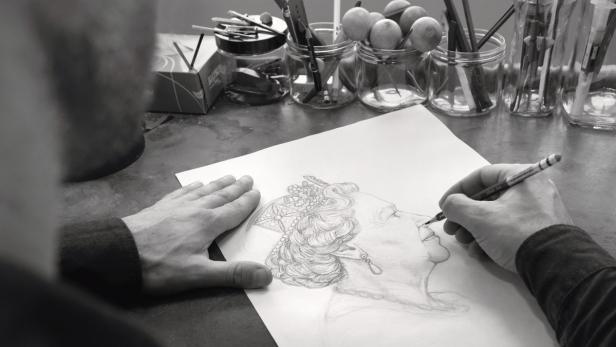 Ein Künstler zeichnet ein Porträt von Königin Elisabeth II.