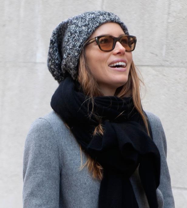Jessica Biel trägt eine Mütze, eine Sonnenbrille und einen Schal.