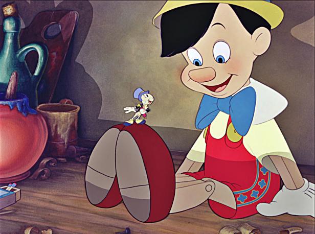 Pinocchio sitzt mit Jiminy Cricket auf seinen Füßen.