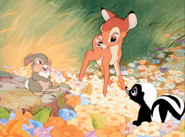 Bambi, Klopfer und Blume stehen zusammen auf einer Blumenwiese.