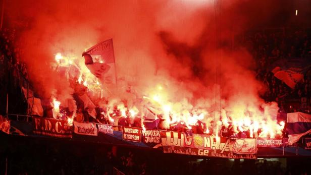 Schalke-Fans spielen mit dem Feuer