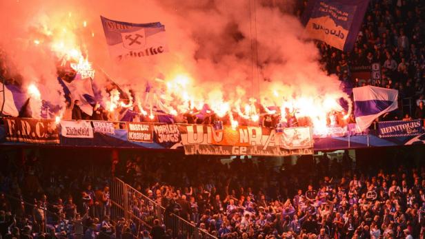 Schalke-Fans spielen mit dem Feuer