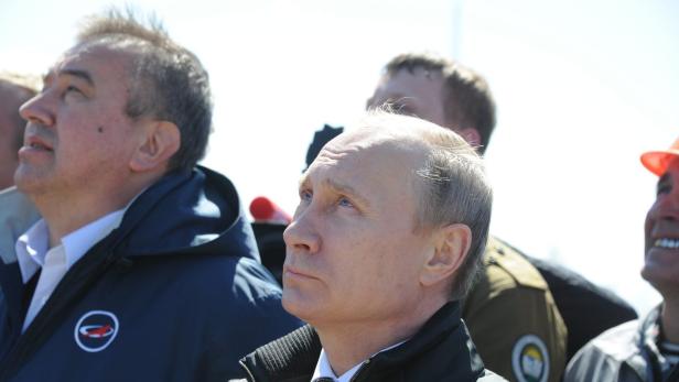 Weltraumbahnhof von Putin nach Pannen eröffnet