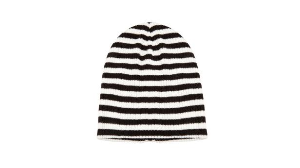 Eine gestreifte, braun-weiße Mütze liegt vor einem weißen Hintergrund.