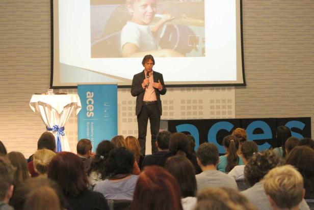 Ein Mann hält eine Präsentation vor einem Publikum.