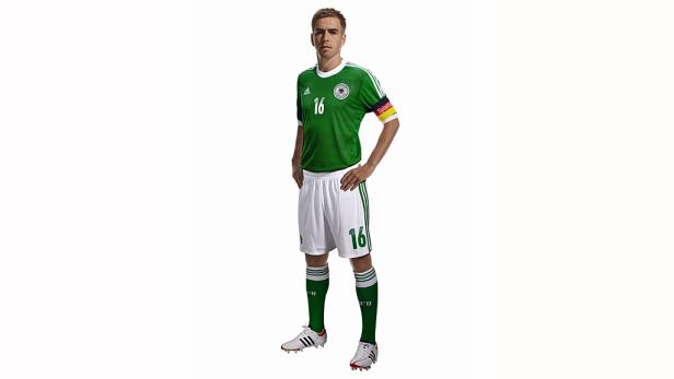 Ein Fußballspieler im grünen Trikot der deutschen Nationalmannschaft mit der Nummer 16.