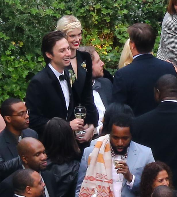 Zach Braff und seine Begleitung bei einer formellen Veranstaltung mit anderen Gästen.