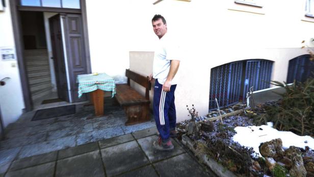 Auf der Bank vor dem Haus wurde der Bosnier erfolglos reanimiert