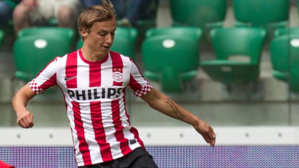 Ein Fußballspieler im rot-weiß gestreiften Trikot von PSV Eindhoven.