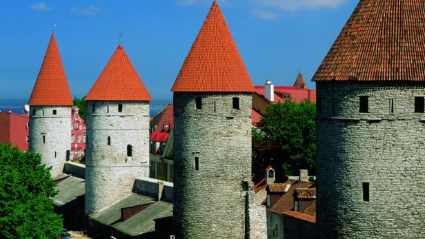 Vier mittelalterliche Türme mit roten Dächern in Tallinn, Estland.