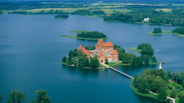 Die Burg Trakai liegt auf einer Insel im See Galvė, Litauen.