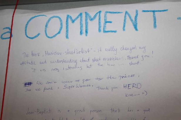 Ein Blatt Papier mit handschriftlichen Kommentaren und dem Wort „COMMENT“ in blauer Schrift.