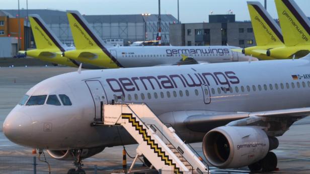 Mehrere Flugzeuge der Germanwings stehen auf einem Rollfeld.