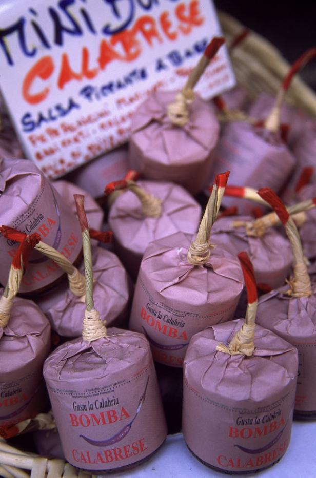 Verpackte „Bomba Calabrese“-Produkte, eine scharfe Sauce aus Kalabrien, in einem Korb.