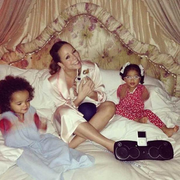 Mariah Carey mit ihren Kindern und einem Hund im Bett.
