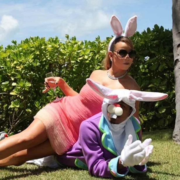 Mariah Carey mit Hasenohren und eine weitere Person im Hasenkostüm posieren im Freien.
