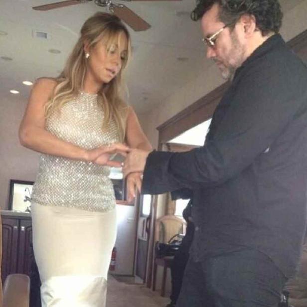 Mariah Carey lässt sich von einem Mann den Puls fühlen.