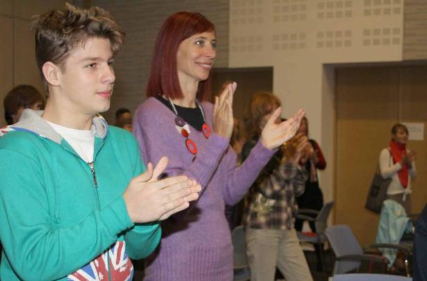 Eine Gruppe von Menschen klatscht Beifall.