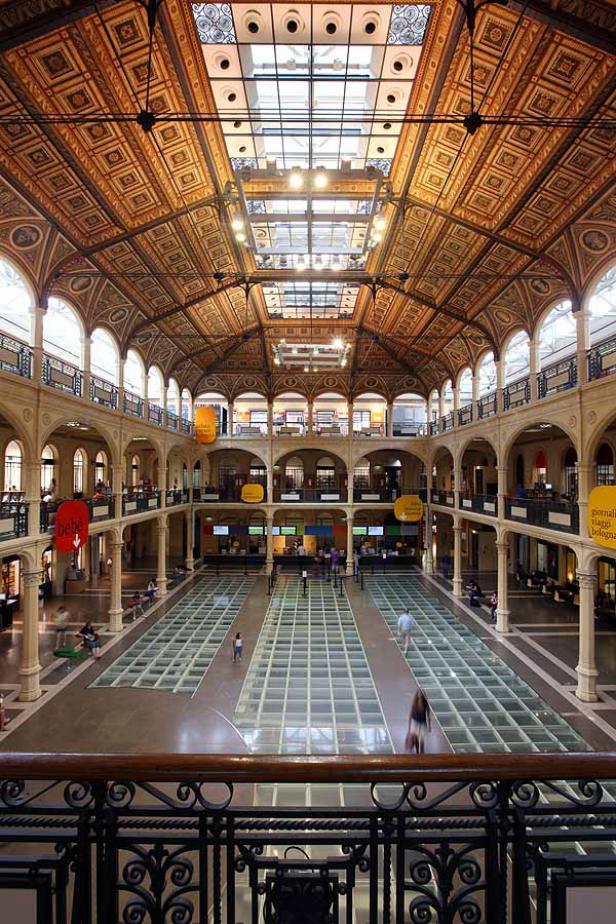 Blick in die restaurierte Sala Borsa in Bologna mit Glasboden.