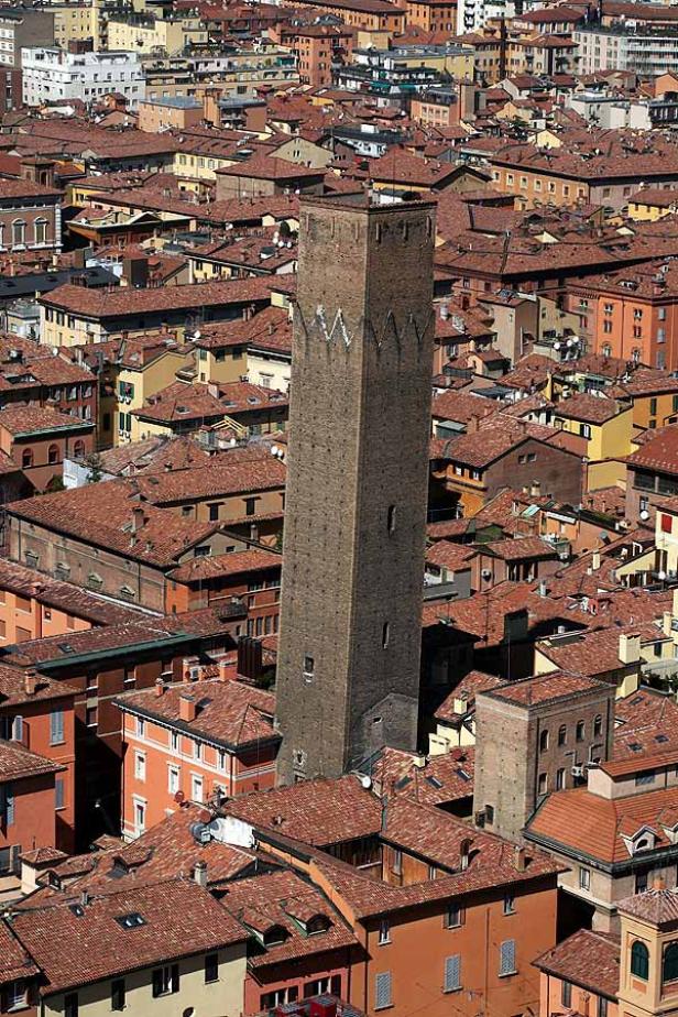 Luftaufnahme von Bologna mit dem markanten Torre degli Asinelli.