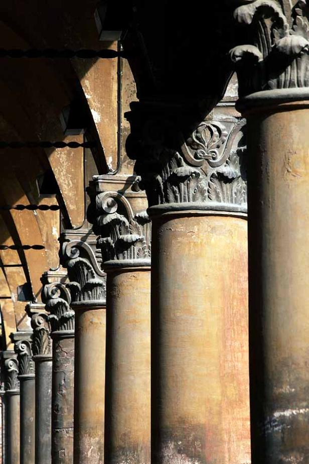 Eine Reihe von verzierten Säulen in einem Gebäude.