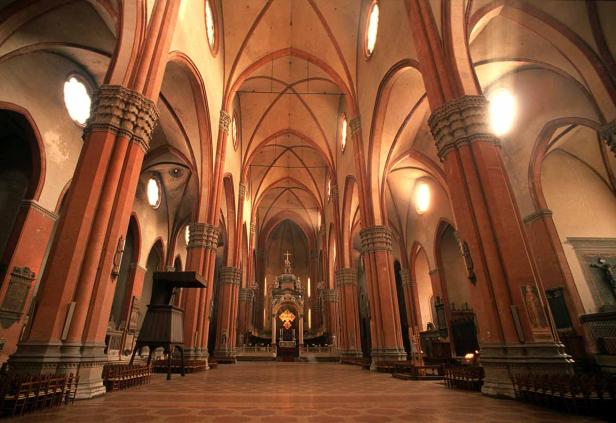 Innenansicht der Basilika San Petronio in Bologna mit ihren hohen Säulen und Gewölben.