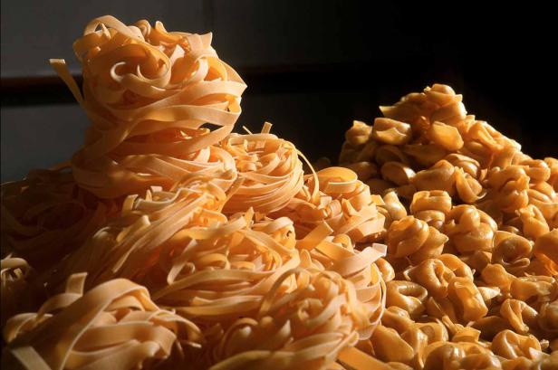 Ein Haufen frischer Tagliatelle- und Tortellinipasta.