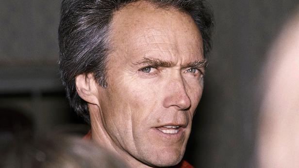 Porträt von Clint Eastwood mit ernstem Blick.