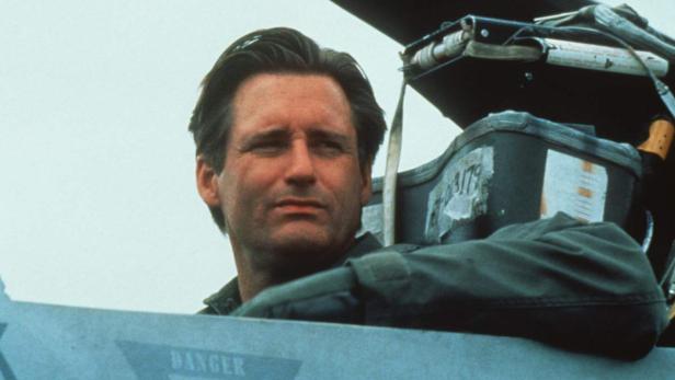 Bill Pullman als Pilot in einem Kampfjet.