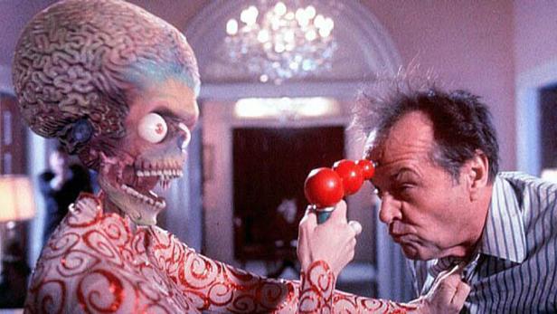 Ein Marsianer aus dem Film „Mars Attacks!“ zielt mit einer Waffe auf Jack Nicholson.