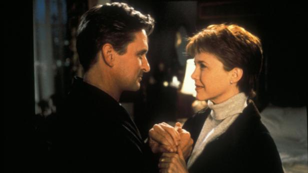 Michael Douglas und Annette Bening halten Hände und schauen sich an.