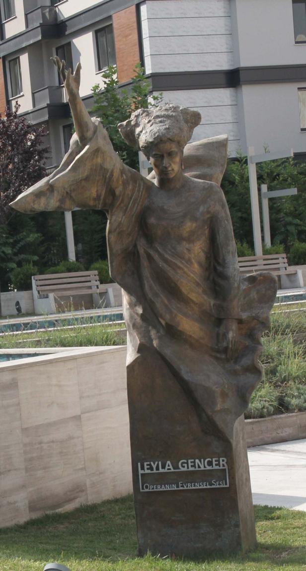 Eine Statue von Leyla Gencer, einer türkischen Opernsängerin.