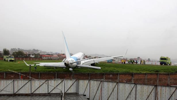 Flugzeug mit 93 Insassen rutschte von Landebahn