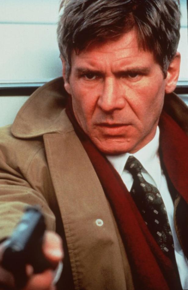 Harrison Ford zielt mit einer Waffe in einem Filmausschnitt.