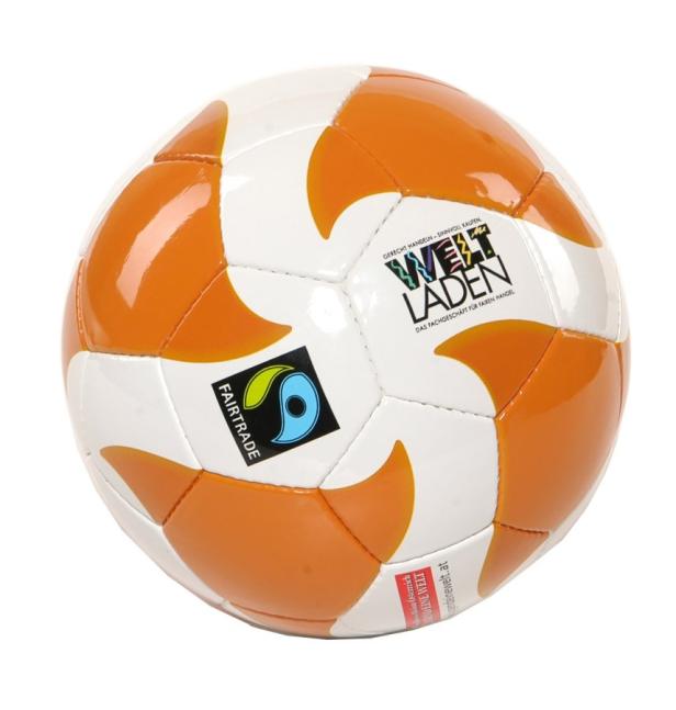Ein Fairtrade-Fußball in Orange und Weiß mit Logos von „Weltladen“ und Fairtrade.