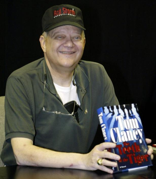 Tom Clancy hält sein Buch „The Teeth of the Tiger“ in den Händen.