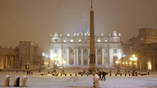 Petrus meint es zu gut: Der Vatikan geht im Schnee unter Der Petersplatz im Vatikan ist mit Schnee bedeckt.