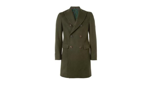 Ein olivgrüner, zweireihiger Wollmantel vor einem weißen Hintergrund.
