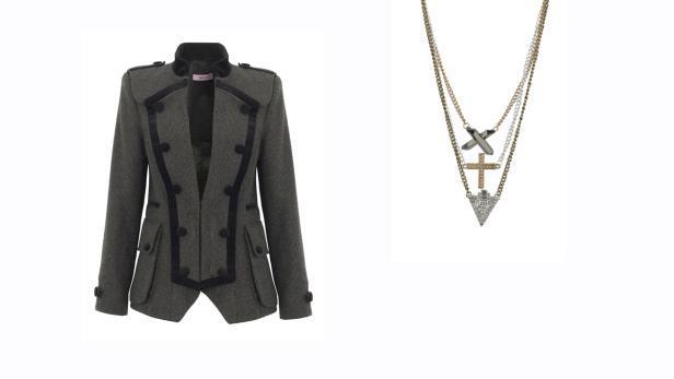 Eine graue Jacke mit schwarzen Akzenten und eine mehrreihige Halskette mit Anhängern.