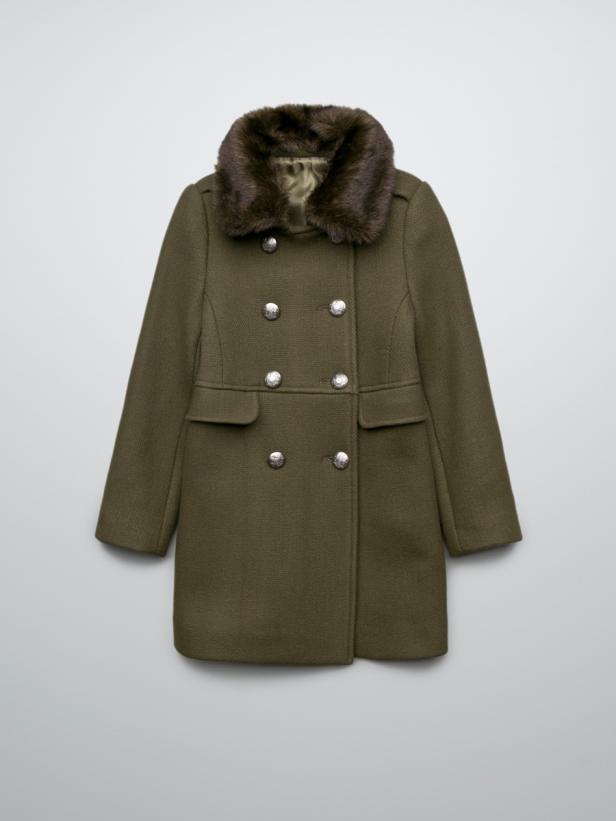 Ein olivgrüner Mantel mit doppelter Knopfleiste und einem Kragen aus Kunstfell.